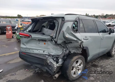 2021 Toyota Rav4 Xle z USA, uszkodzony, nr VIN 2T3P1RFV8MC145311